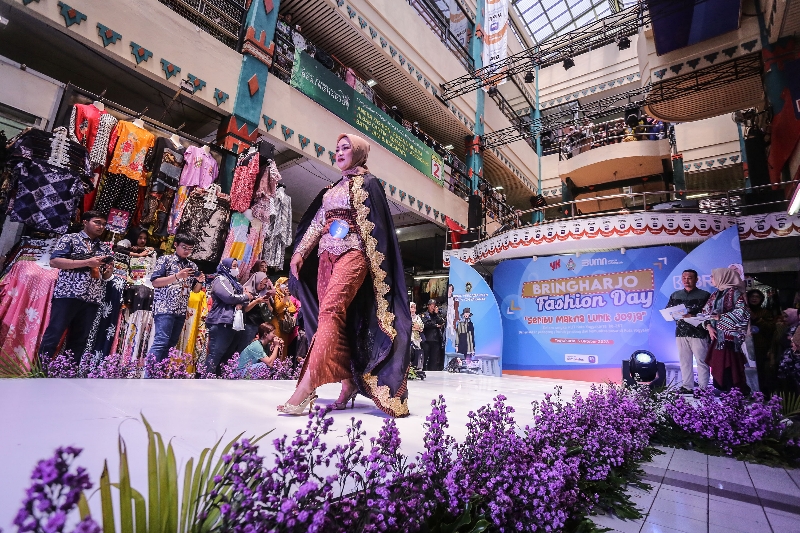 MODIS: Peserta berjalan di atas catwalk saat fashion show terkait ulang tahun ke-267 Kota Jogja terasa di Pasar Beringharjo, Kamis (5/10). (Elang Kharisma Dewangga/Radar Jogja)