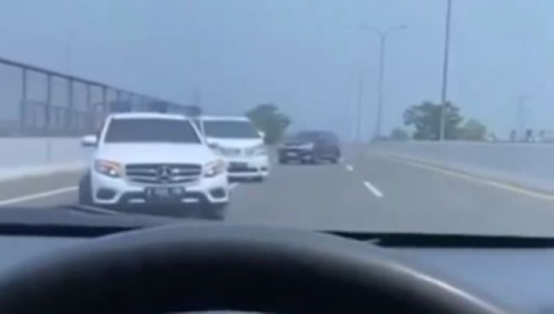 Foto: Detik-detik 3 mobil mewah putar balik dengan lawan arah di Tol Depok-Antasari (tangkapan layar instagram @kiss_lambe)