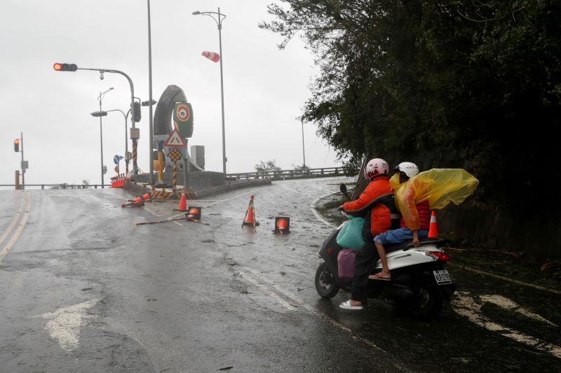 Typhoon Koinu mulai melintasi ujung selatan Taiwan (Reuters &ndash; Carlos Garcia Rawlins)