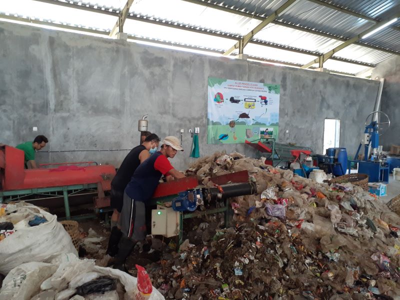 MANDIRI :&nbsp;Suasana pengolahan sampah di TPS Terintegrasi Sinduadi Gumregah Gayeng Regeng pada Jumat (6/10/2023). Tempat ini,  mampu mengolah sampah organik dan anorganik (Iwan Nurwanto)