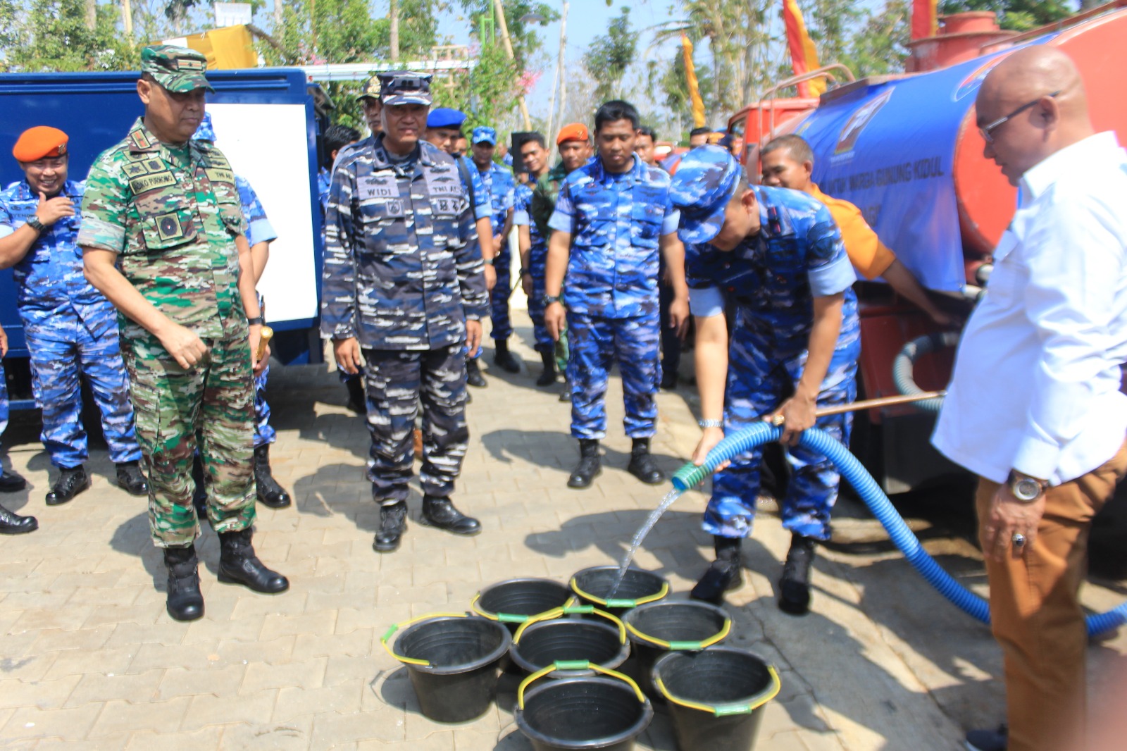 MANFAAT: Tentara Nasional Indonesia Angkatan Udara (TNI AU) melakukan droping air di wilayah Padukuhan Banyumanik, Kalurahan Pacarejo, Kapanewon Semanu Jumat (6/10).