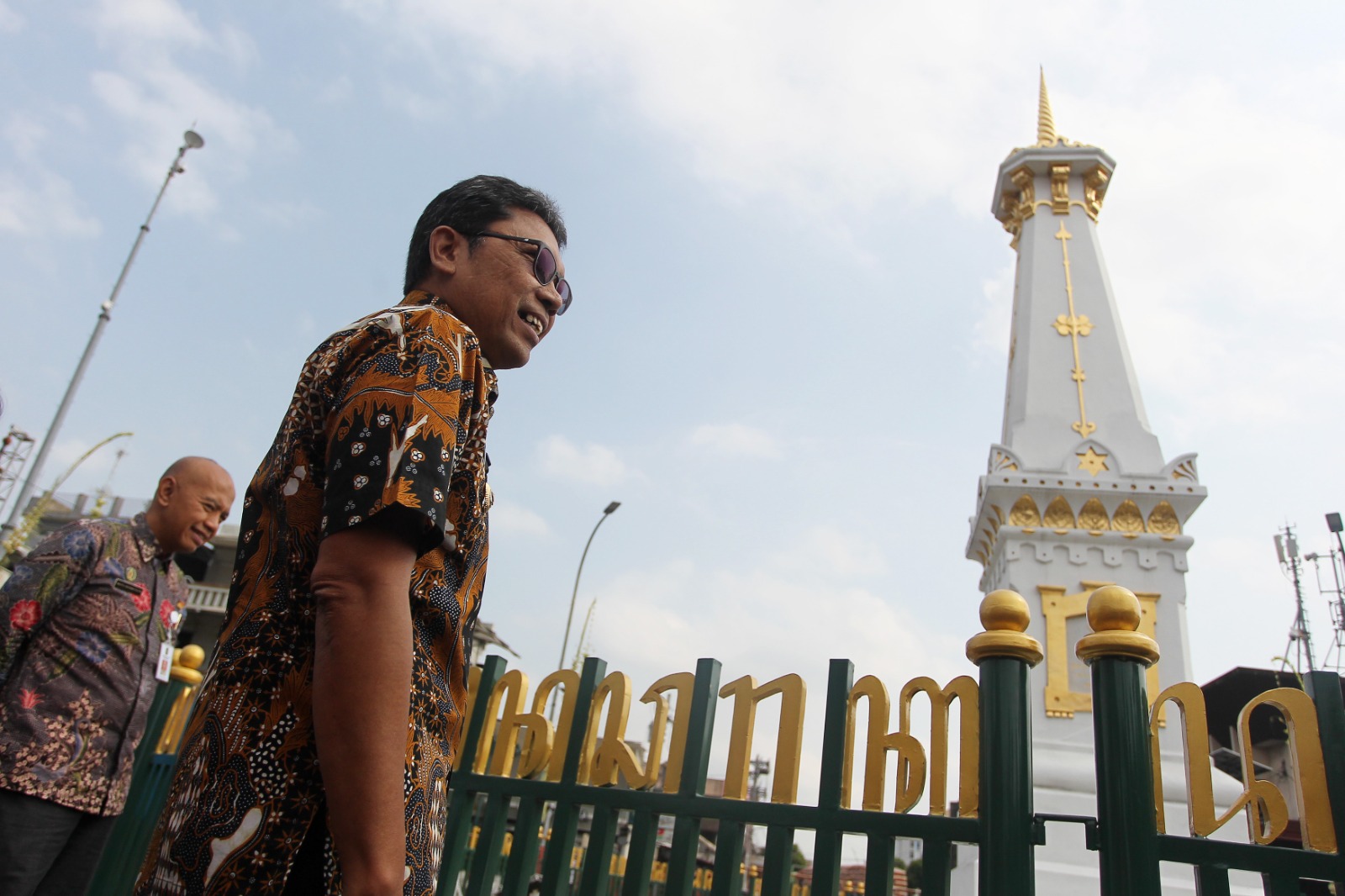 PARE ANOM: Penjabat Wali Kota Jogja Singgih Raharjo meninjau pagar baru yang mengelilingi Tugu Jogja seusai diresmikan Jumat (6/10). (Guntur Aga Tirtana/Radar Jogja)