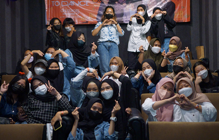 NOBAR: Anggota Komunitas Purple Ocean Jogja saat melakukan nonton bareng konser BTS secara online bersama para ARMY. Dokumentasi Purple Ocean Jogja