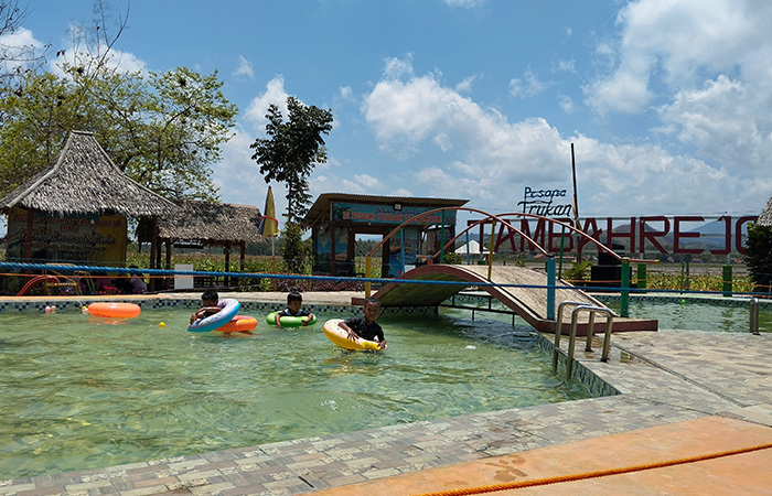 MAIN AIR: Anak-anak tampak sedang menikmati kolam renang di Pesona Trukan Tambahrejo.JIHAN ARON VAHEA/RADAR JOGJA