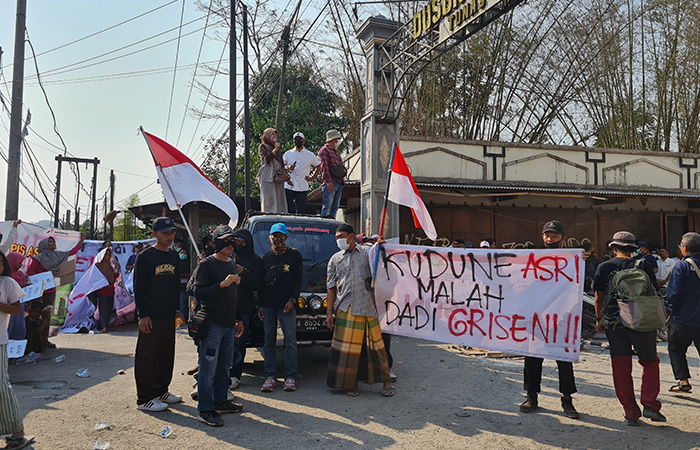 AKSI DAMAI: Para warga melakukan unjuk rasa di gapura Dusun Krakitan untuk menyampaikan beberapa tuntutan Jumat&nbsp;(6/10).Naila Nihayah/Radar Jogja