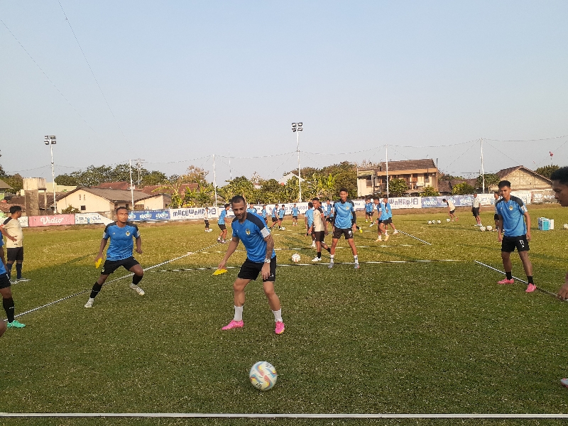 TRAINING: Penggawa PSIM Jogja saat Latihan di Maguwo SoccerPark, Kamis (5/10). (RIZKY WAHYU/RADAR JOGJA)