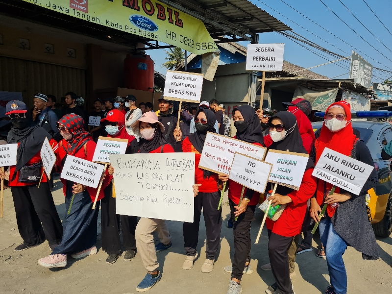 AKSI DAMAI: Para warga melakukan unjuk rasa di gapura Dusun Krakitan, Jumat (6/10) untuk menyampaikan beberapa tuntutan. (Naila Nihayah/Radar Jogja)
