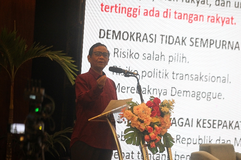 Menko Polhukam Mahfud MD memberikan kuliah umum membahas capaian hukum dan politik dalam sistem demokrasi Indonesia, di Universitas Gajah Mada Jumat (6/10). (Guntur Aga Tirtana/Radar Jogja)