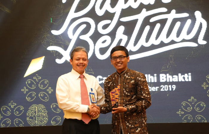 INOVATIF: Miftahudin Nur Ihsan (kanan) saat menerima penghargaan atas inovasi batiknya bermotif mata pelajaran.