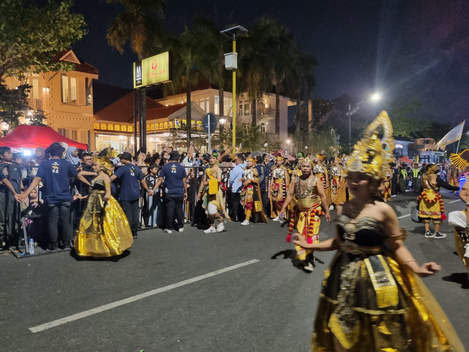 MERIAH: Ribuan masyarakat memadati kawasan Tugu Pal Putih Jogjakarta menyambut gelaran Wayang Jogja Night Carnival (WJNC) edisi ke-8 Sabtu (7/10). (Fahmi Fahriza/Radar Jogja)