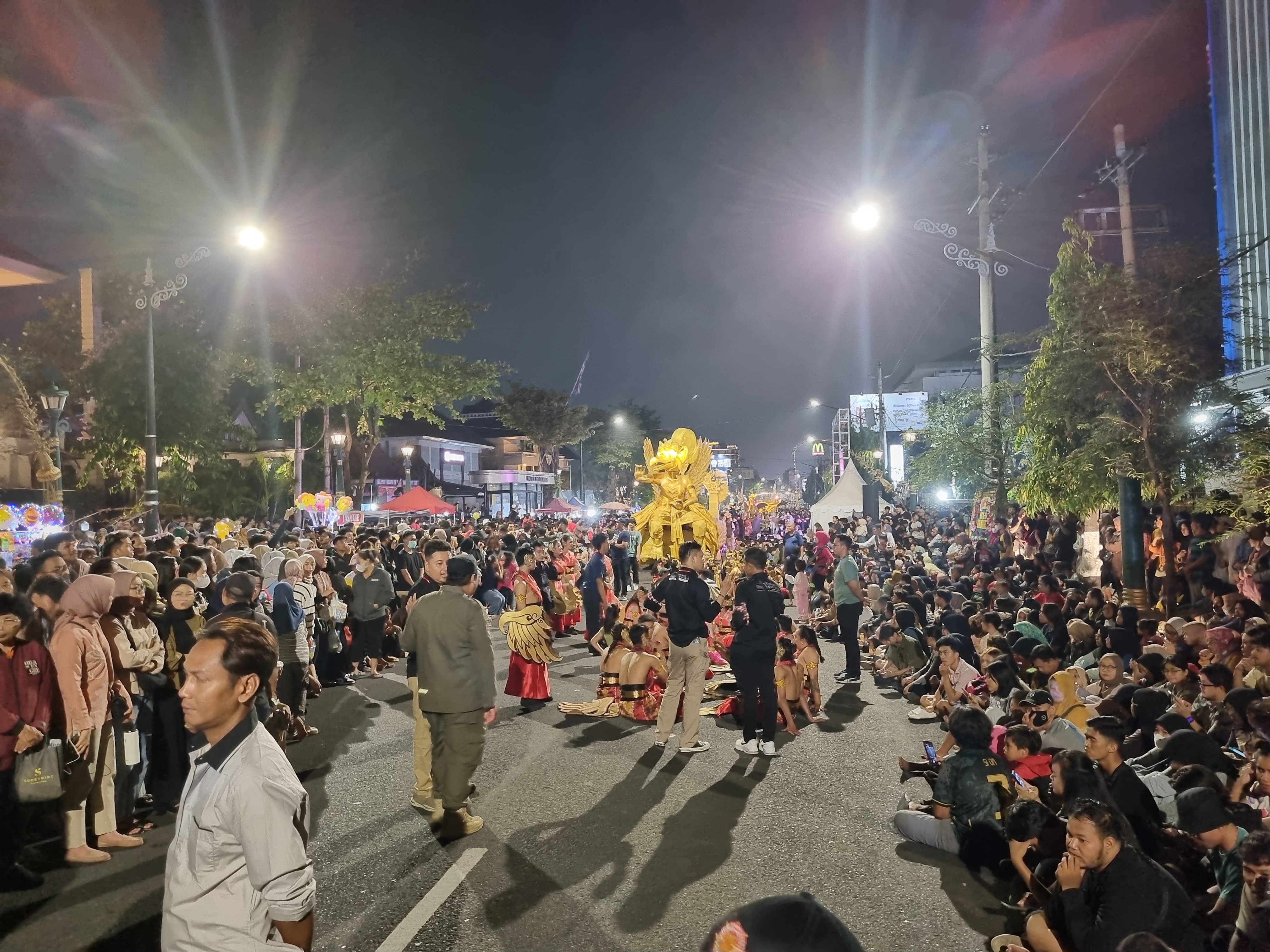 ANTUSIASME: Wayang Jogja Night Carnival (WJNC) edisi ke-8 di kawasan Tugu Pal Putih Jogja Sabtu (7/10). (Fahmi Fahriza/Radar Jogja)