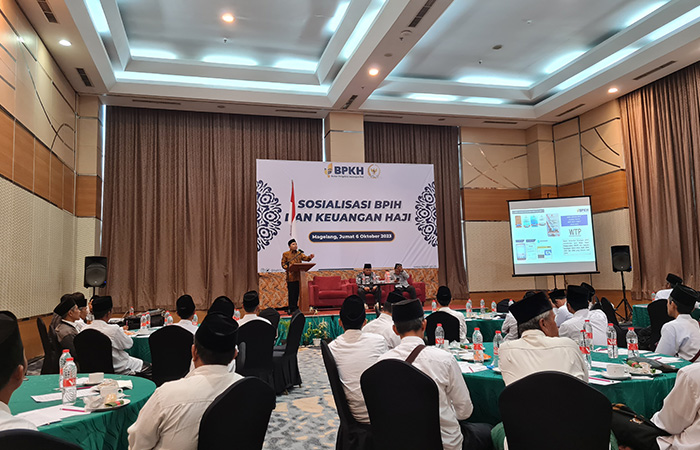 PAPARAN: Deputi Kesekretariatan Badan dan Kemaslahatan BPKH Juni Supriyanto saat memberikan penjelaskan soal pengelolaan dan pengawasan keuangan haji di Hotel Atria, Magelang, Jumat (6/10).