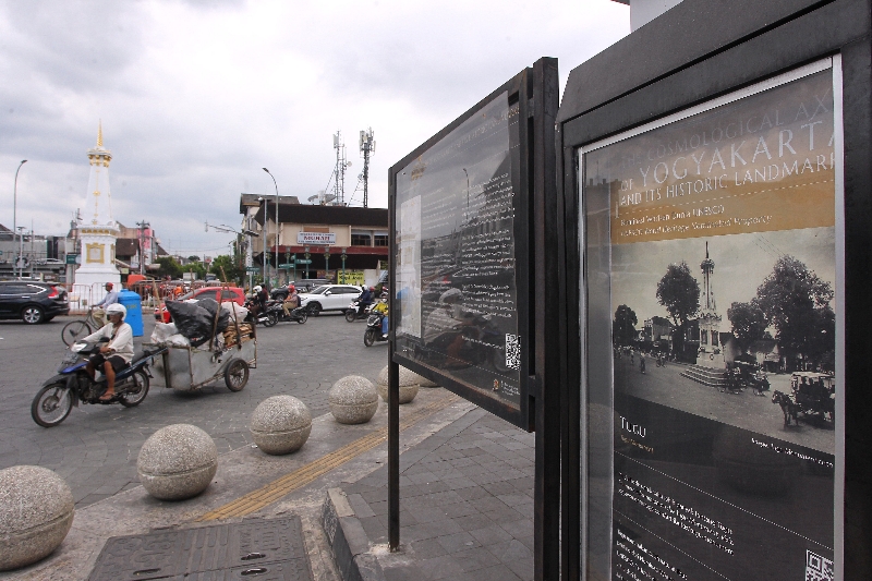 LANDMARK: Aktivitas warga di kawasan Tugu Pal Putih Jogja. (Guntur Aga Tirtana/Radar Jogja)