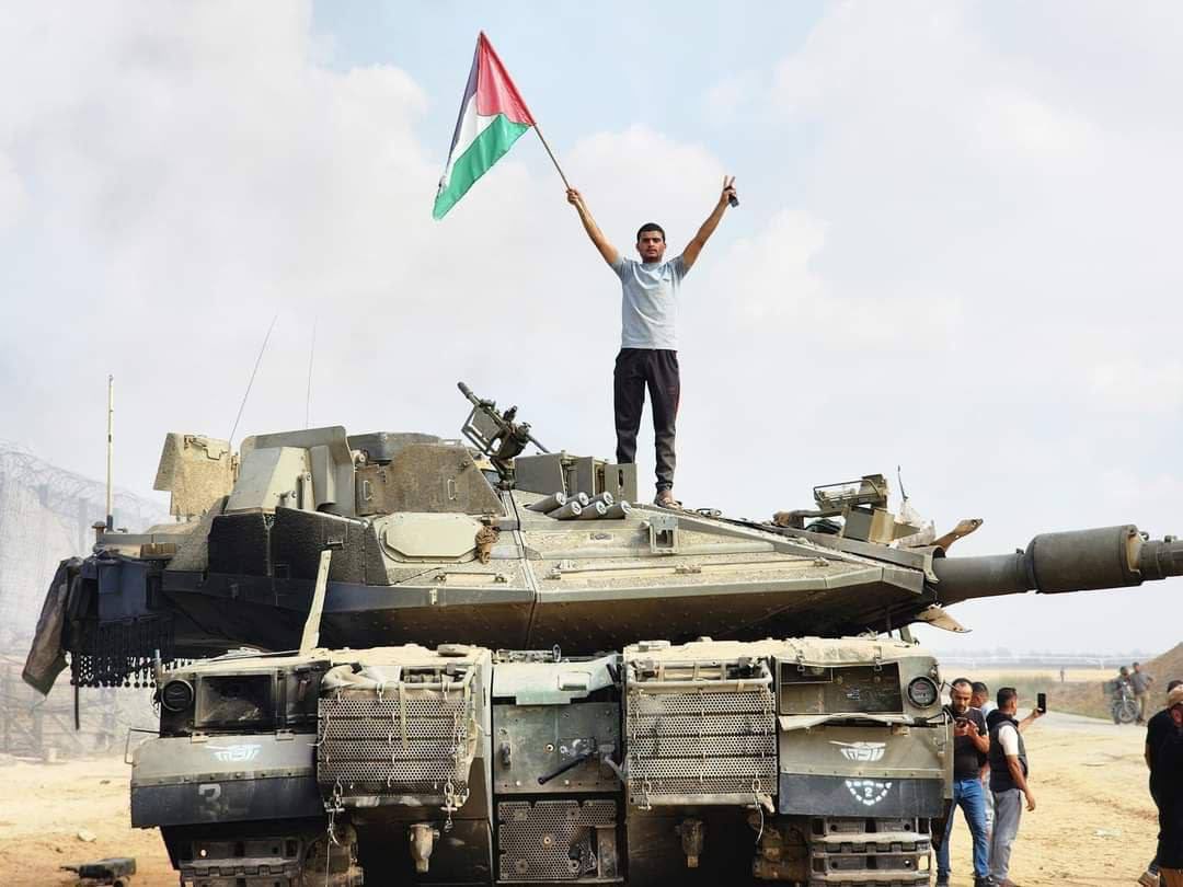 Ilustrasi warga Palestina yang berhasil menguasai tank Israel