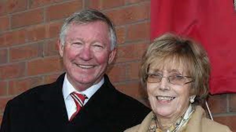 Sir Alex Ferguson bersama istri
