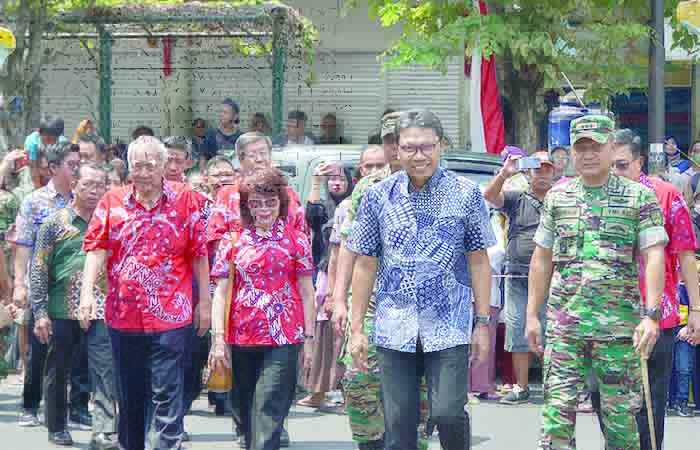 KEBERSAMAAN : Kegiatan Bakti Sosial Paguyuban Sosial Marga Tionghoa Indonesia (PSMTI) bersama TNI, di Klenteng Zhen Ling Kiong, kemarin (8/10).