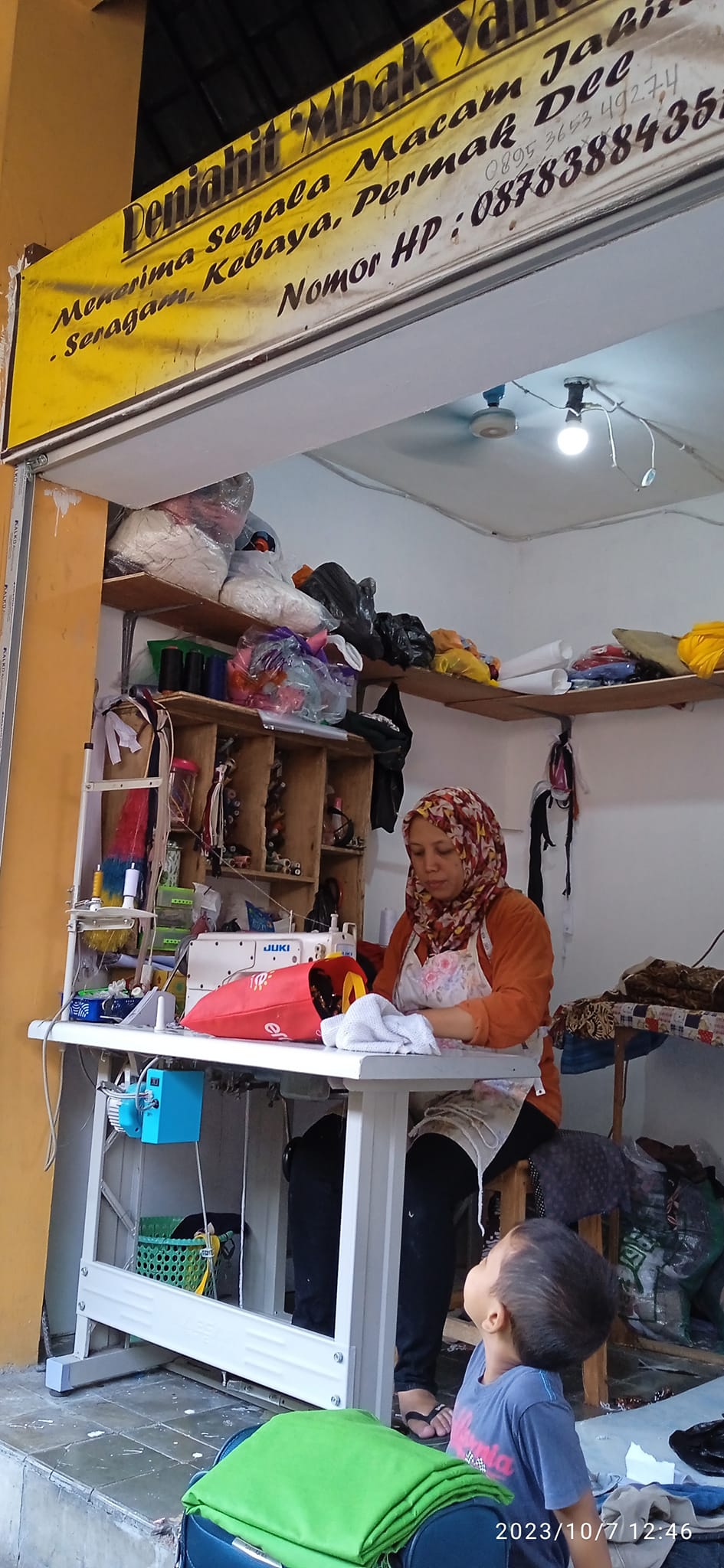 Salah satu penyedia jasa vermak di Lantai 2 Pasar Bringharjo sisi timur.