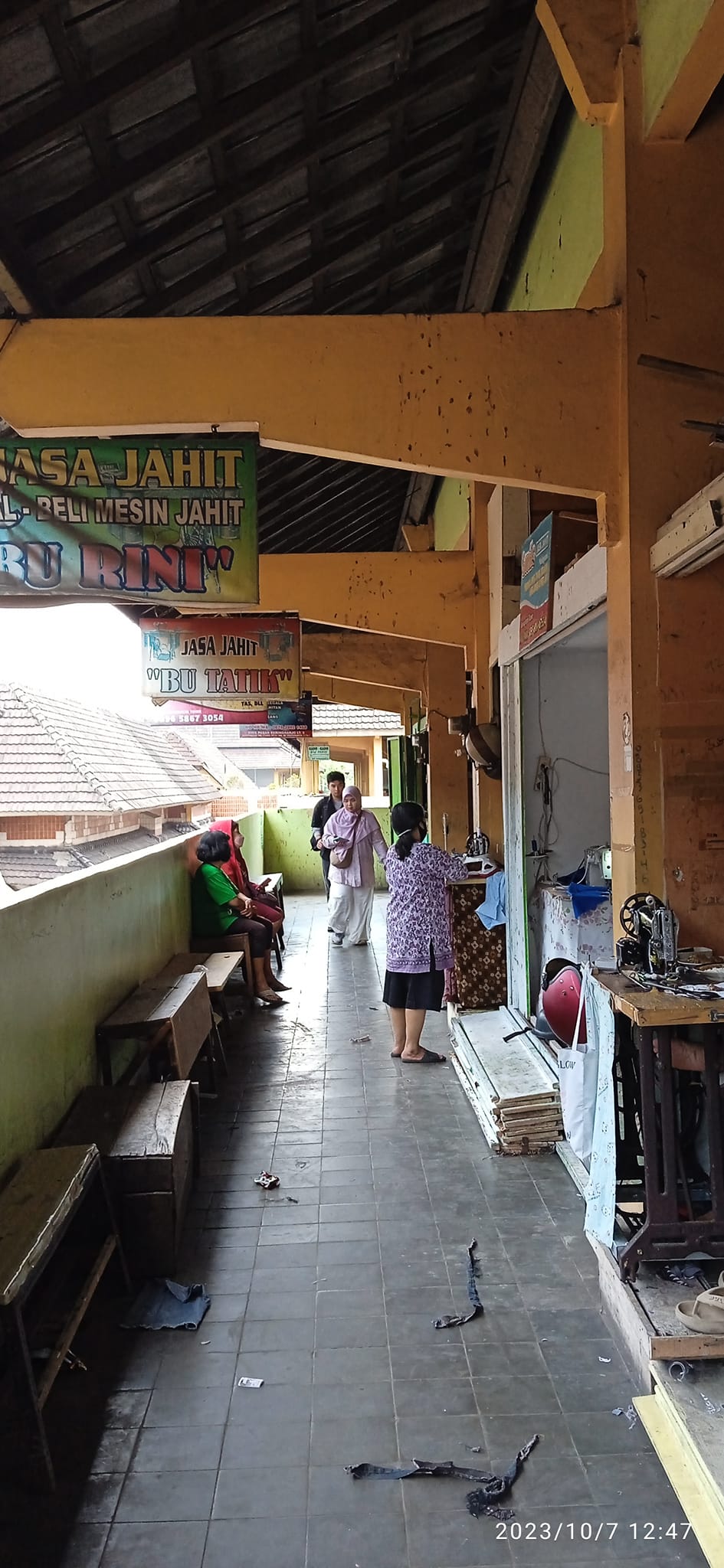 Deretan penyedia jasa vermak di Lantai 2 Pasar Bringharjo sisi timur.