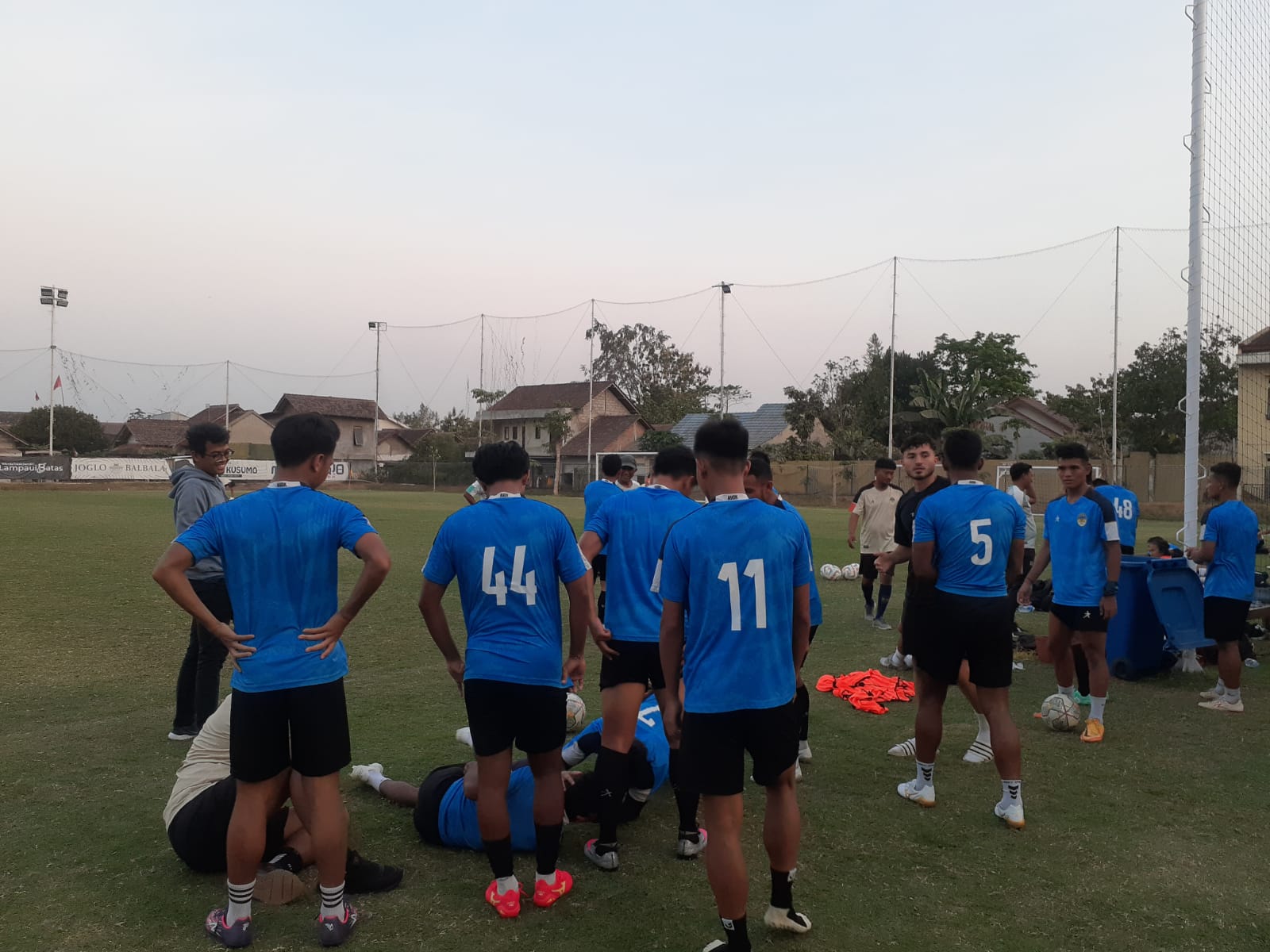 BIRU: Pemain PSIM dalam salah satu latihan. (Rizky Wahyu/Radar Jogja)