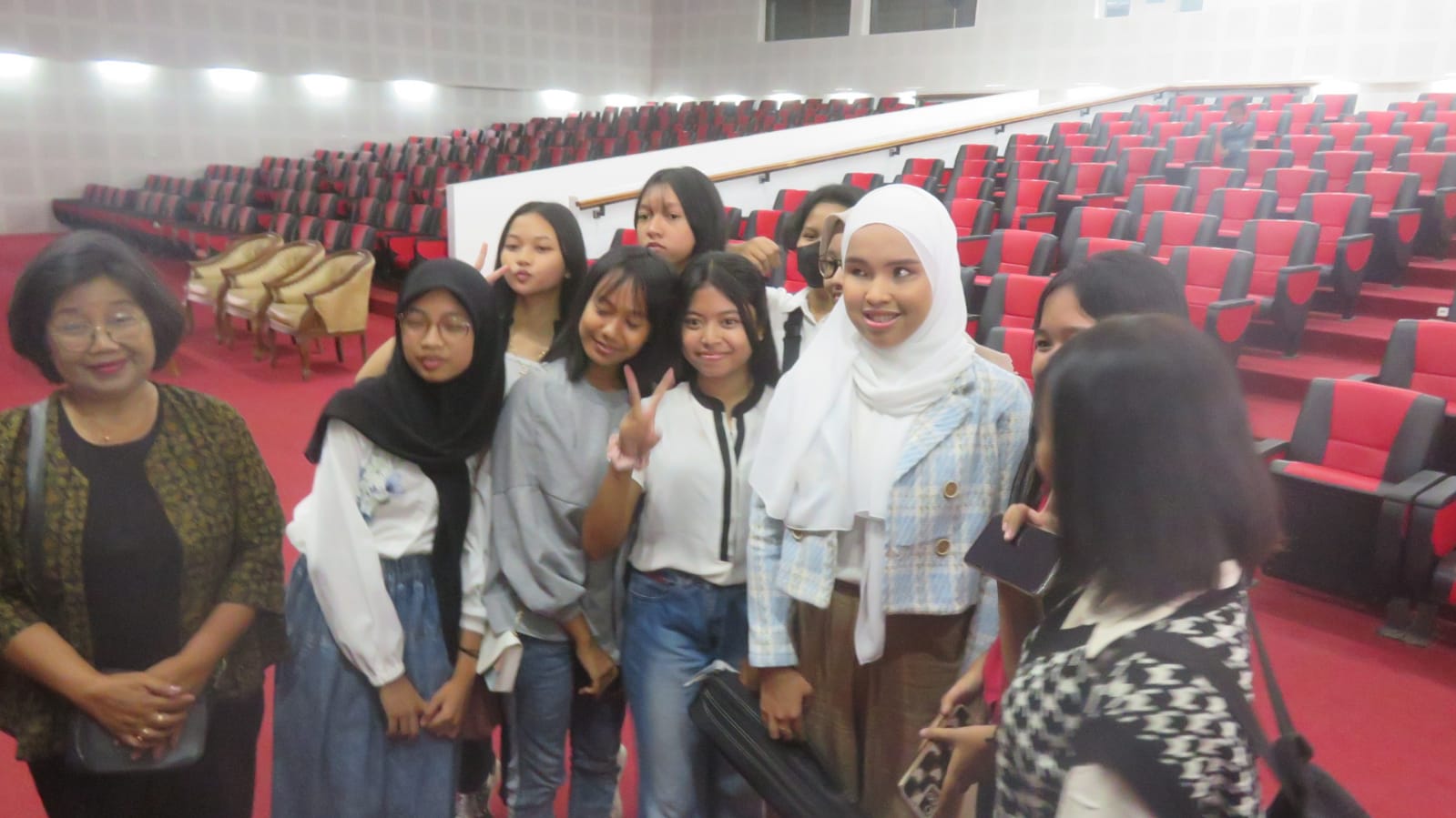 CERITA: Putri Ariyani bersama teman-temannya di SMKN 2 Kasihan Minggu (8/10). (Dwi Agus/Radar Jogja)