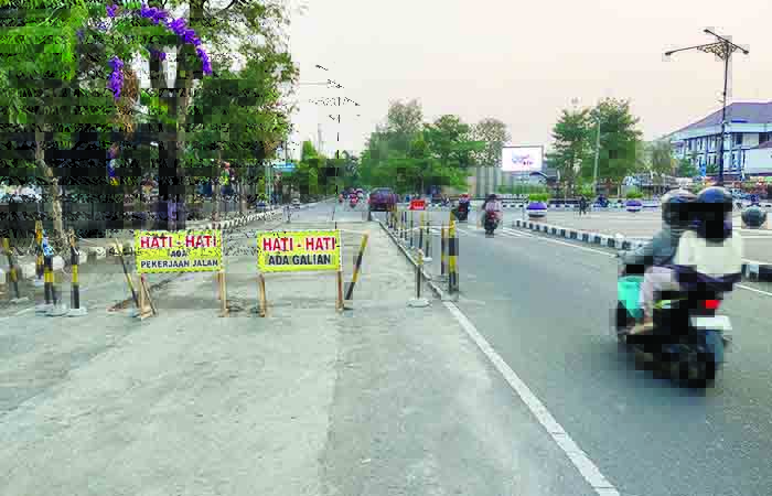 Suasana proyek perbaikan jalan di timur Alun-Alun Purworejo pada Minggu (8/10).