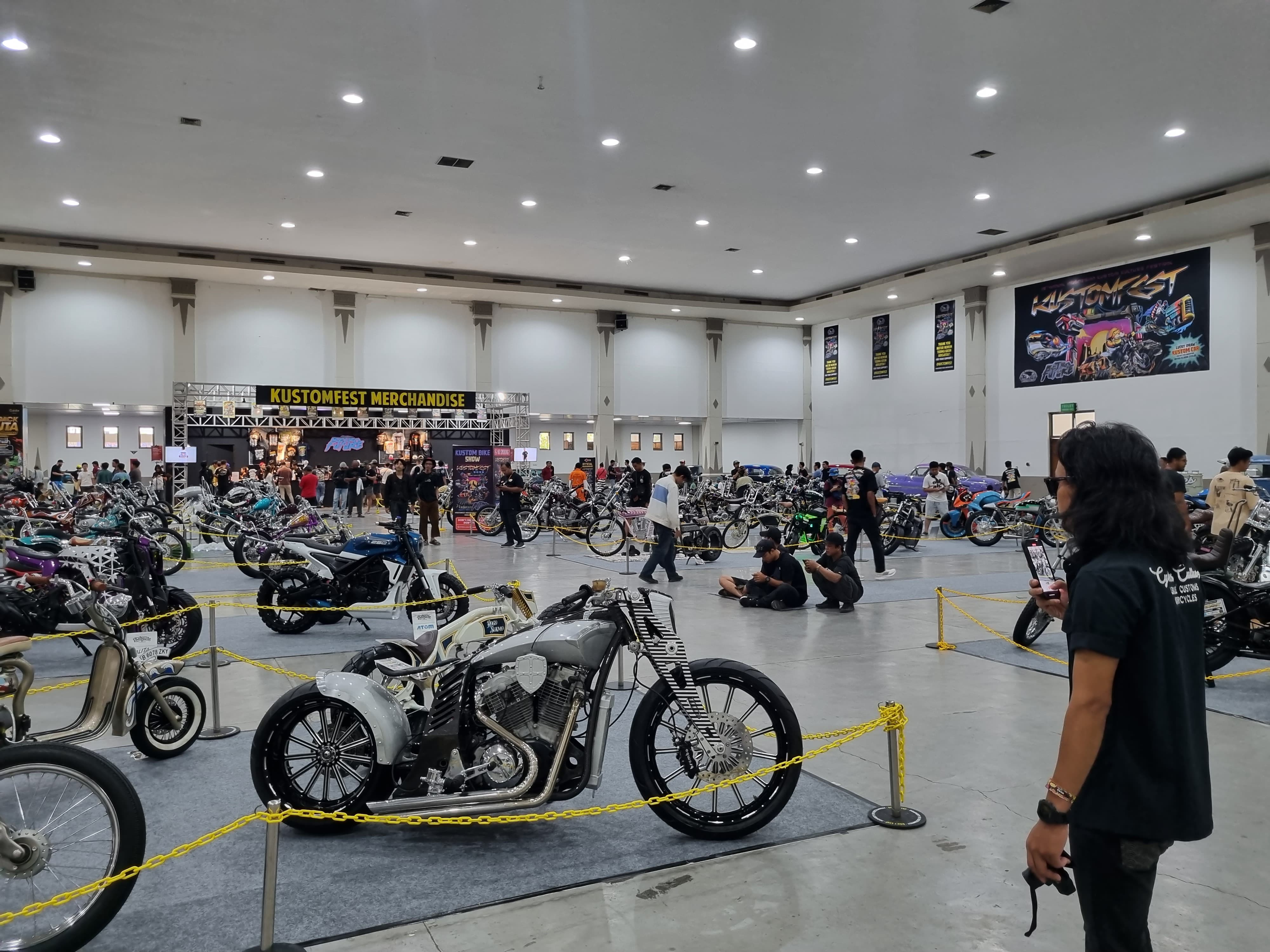 OTOMOTIF: Para pengunjung antusias menikmati ragam motor dan mobil kustom yang dihadirkan di pameran Kustomfest 2023 di Jogja Expo Center (JEC) pada 7 dan 8 Oktober 2023. (FAHMI F/RADAR JOGJA)