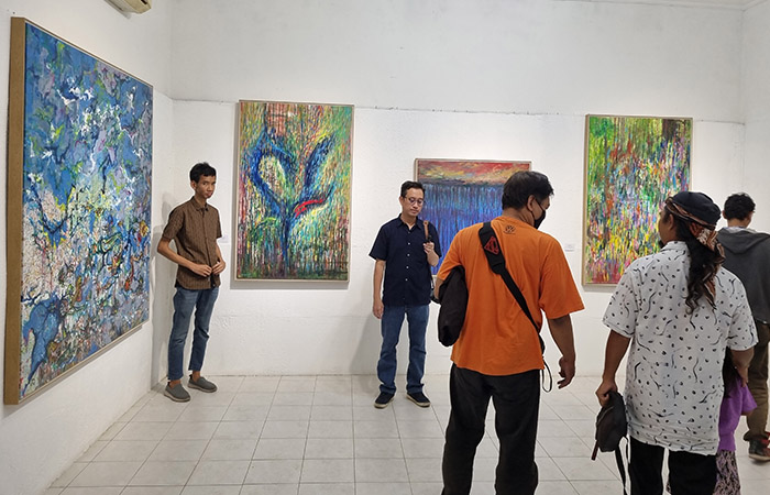 KREATIF: Para seniman anak yang tergabung dalam komunitas Sanggar Daun dan Sanggar Gores Warna berkolaborasi menampilkan pameran seni lukis mulai 7-22 Oktober.&nbsp;