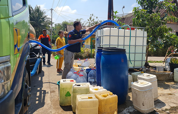 SALURKAN AIR: Selama musim kemarau ini, warga kesulitan mendapat air bersih. Mereka pun senang ketika mendapat dropping air bersih dari BPBD, stakeholder, maupun instansi.