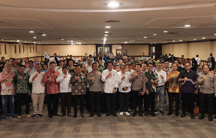 KOMUNIKASI: Kadin berkeluh kesah ke Kapolda DIJ Irjen Pol Suwondo Nainggolan.