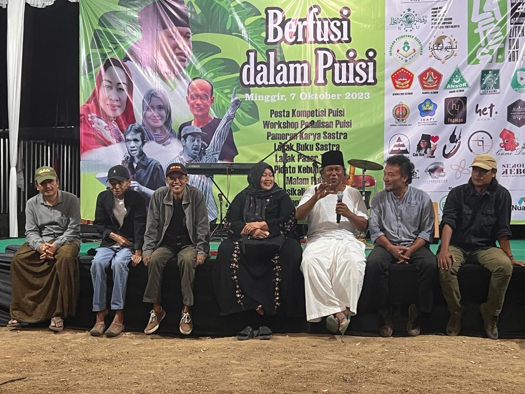 Para penyair dalam Literary Art Festival (LAFEST) Minggir #1 di Pondok Pesantren KH Ahmad Muwafiq atau Gus Muwafiq di Minggir, Sleman