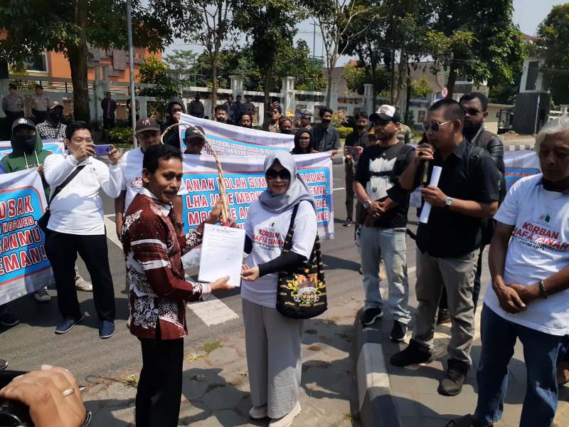 WADUK: Puluhan orang yang mengatasnamakan Korban Pemilik Apartemen Malioboro City mendatangi kantor Bupati Sleman pada Senin (9/10). FOTO// IWAN NURWANTO