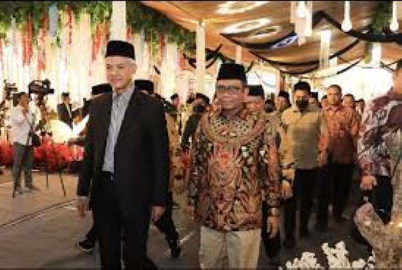 Bacapres Ganjar Pranowo dan Mahfud MD tampak akrab berjalan bersama saat diajak mengiring pengantin pernikahan keponakan mantan Ketum PBNU KH Said Aqil Siroj, Minggu (8/10/2023). (Jawapos)
