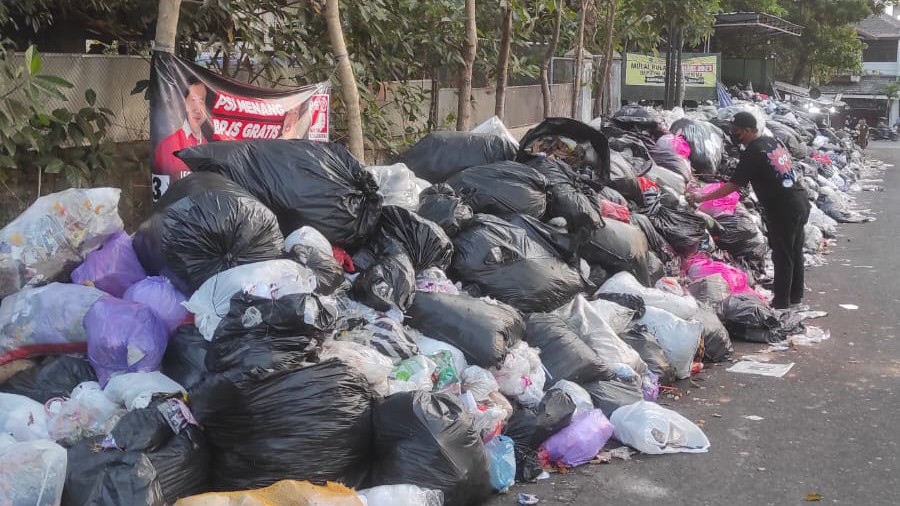 STREET ART: Adit Doodleman berkarya di tumpukan sampah di Kotabaru, Jogja.