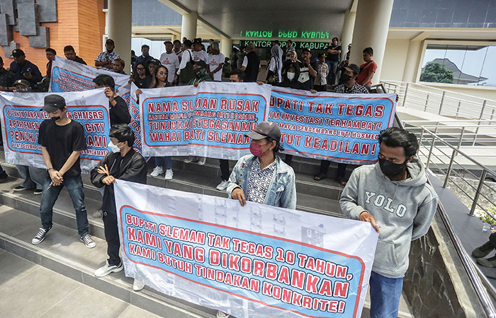 KEMBALI MENUNTUT: Demonstran beranggotakan korban pemilik apartemen Malioboro City saat melakukan aksi di DPRD Sleman Senin (9/10).