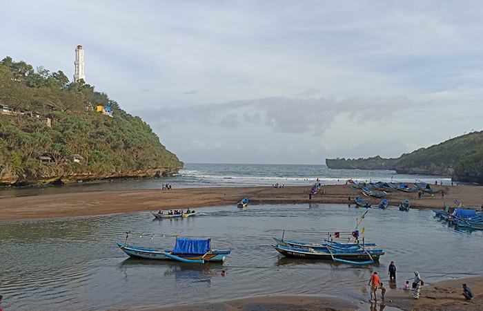 SEPI - Kondisi Pantai Baron di wilayah Kalurahan Kemadang, Kapanewon Tanjungsari nampak lengang. Objek wisata pantai tetap menjadi andalan Gunungkidul untuk menarik wisatawan.GUNAWAN/RADAR JOGJA