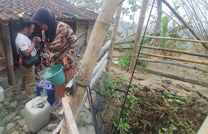 KERUH - Warga Padukuhan Ngipik Rt 01, Kalurahan Tegalrejo, Kapanewon Gedangsari terlihat menimba air dari dalam sumur wilayah terdekat Senin (9/10).GUNAWAN/RADAR JOGJA