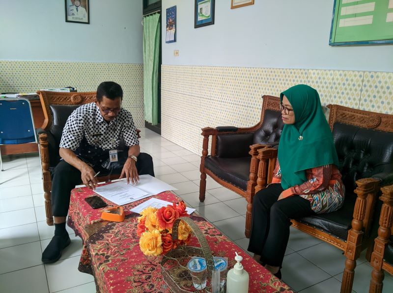 Proses penandatanganan MoU terkait IKD bersama dengan Camat Kaligesing Wahyu Jaka Setiyanta beberapa waktu lalu. JIHAN ARON VAHERA/RADAR JOGJA