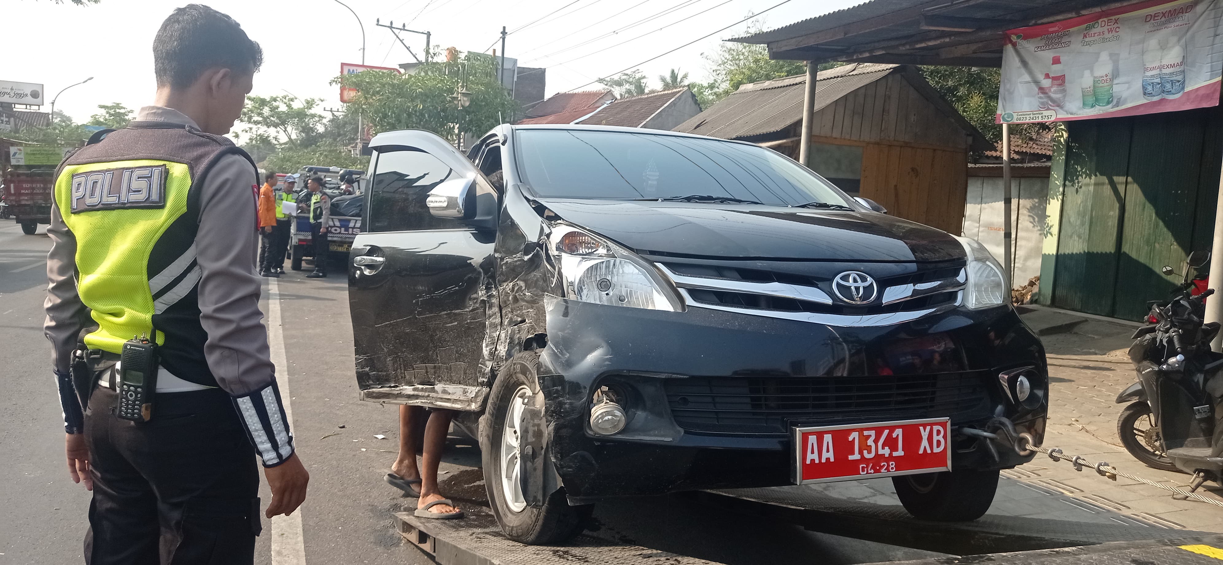 EVAKUASI: Petugas kepolisian segera mengevakuasi korban dan kendaraan yang terlibat laka karambol di Jalan Mayor Kusen, Mendut, Senin (9/10). (Dok Kanit Laka Satlantas Polresta Magelang)