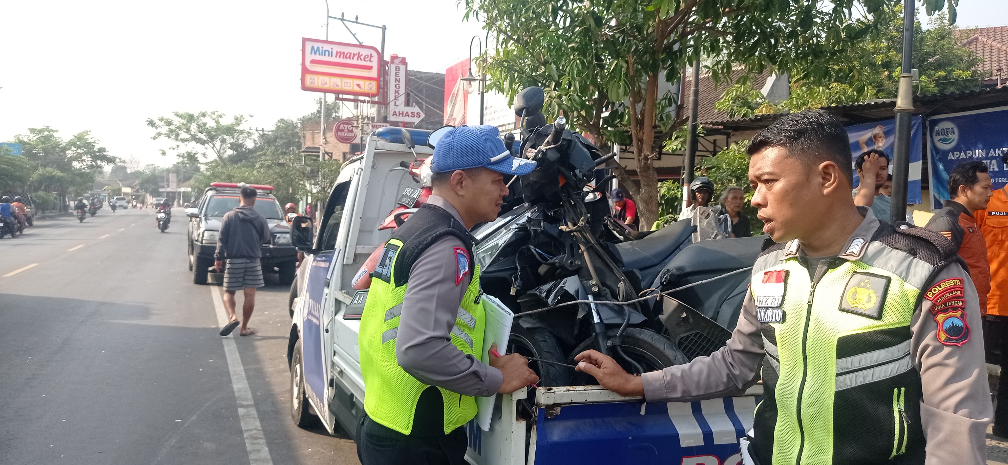 EVAKUASI: Petugas kepolisian segera mengevakuasi korban dan kendaraan yang terlibat laka karambol di Jalan Mayor Kusen, Mendut, Senin (9/10). (Dok Kanit Laka Satlantas Polresta Magelang)