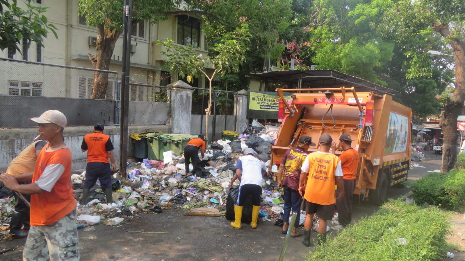 REKOR: Petugas mengambil sampah di depo Kotabaru, Gondokusuman, Kota Jogja Senin siang (9/10). (Dwi Agus/Radar Jogja)