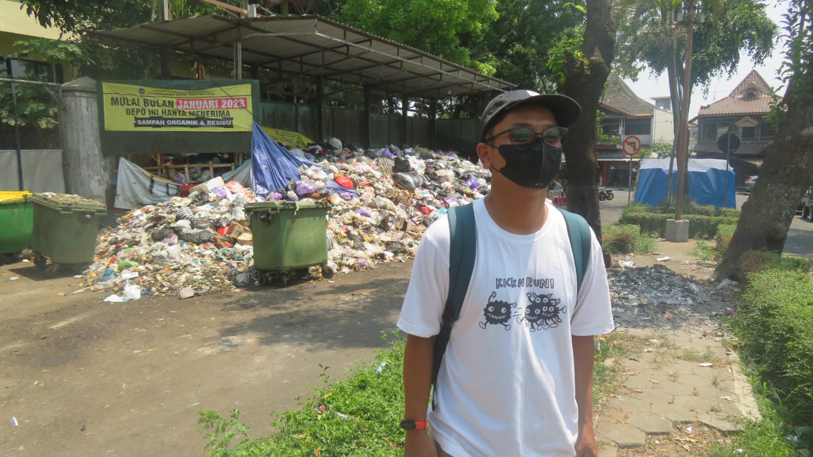 PEDULI LAH: Adit Doodleman ditemui di Depo Sampah Kotabaru, Senin (9/10). (Dwi Agus/Radar Jogja)