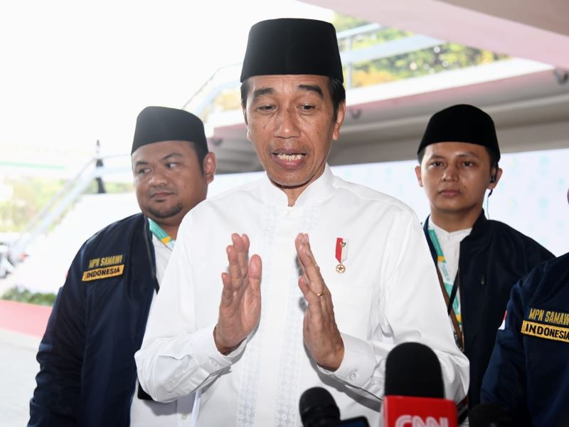 Presiden Jokowi di depan pers memberikan keterangan di Istana Senayan. (BPMI Setpres)