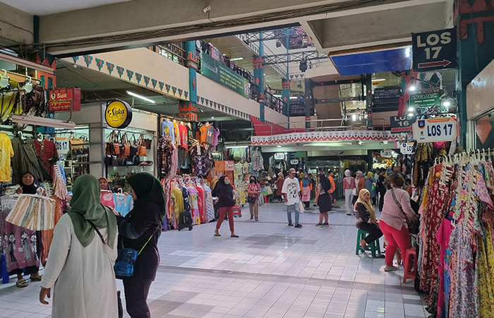 LENGANG: Situasi di kawasan Pasar Beringharjo yang saat ini kondisinya dikeluhkan para pedagang karena sepi pembeli.Fahmi Fahriza/Radar Jogja&nbsp;