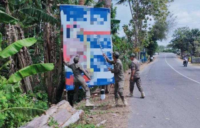 Satpol PP mencopot baliho bakal calon legilstif yang kedapatan menyalahi aturan. (SATPOL PP KEBUMEN UNTUK RADAR KEBUMEN)