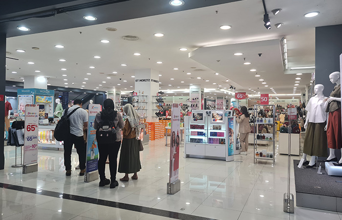 MASIH SEPI: Saat baru buka, belum banyak pengunjung di Artos Mall. Terlebih, daya beli masyarakat hingga kuartal ketiga menurun.Naila Nihayah/Radar Jogja