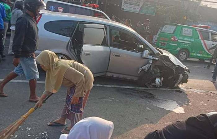 EVAKUASI: Petugas kepolisian segera mengevakuasi korban dan kendaraan yang terlibat laka karambol di Jalan Mayor Kusen, Mendut, Senin (9/10).Kanit Laka Satlantas Polresta Magelang