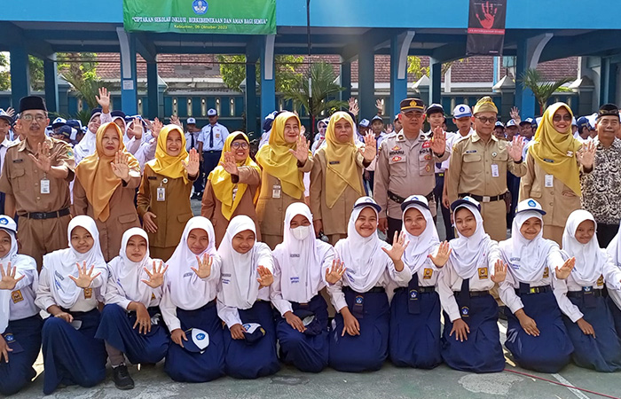 KOMPAK : Kepala Dinas Pendidikan, Kepemudaan dan Olahraga (Disdikpora) Kebumen Yanie Giat Setyawan (tengah) memimpin seruan anti perundungan di lingkungan SMPN 5 Kebumen.M HAFIED/RADAR KEBUMEN