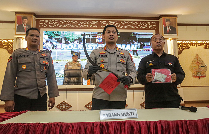 BARANG BUKTI: Kapolresta Sleman Kombes Yuswanto Ardi menunjukan senjata tajam yang digunakan pelaku kejahatan jalanan di Mapolresta Sleman (9/10).ELANG KHARISMA DEWANGGA/RADAR JOGJA&nbsp;