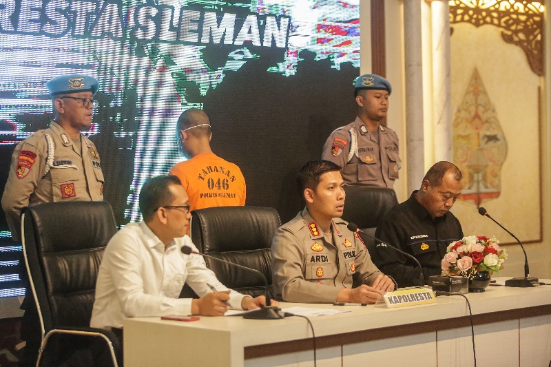 BONGKAR: Kapolresta Sleman Yuswanto Ardi saat rilis di Kapolresta Sleman Senin (9/10). (Elang Kharisma Dewangga/Radar Jogja)