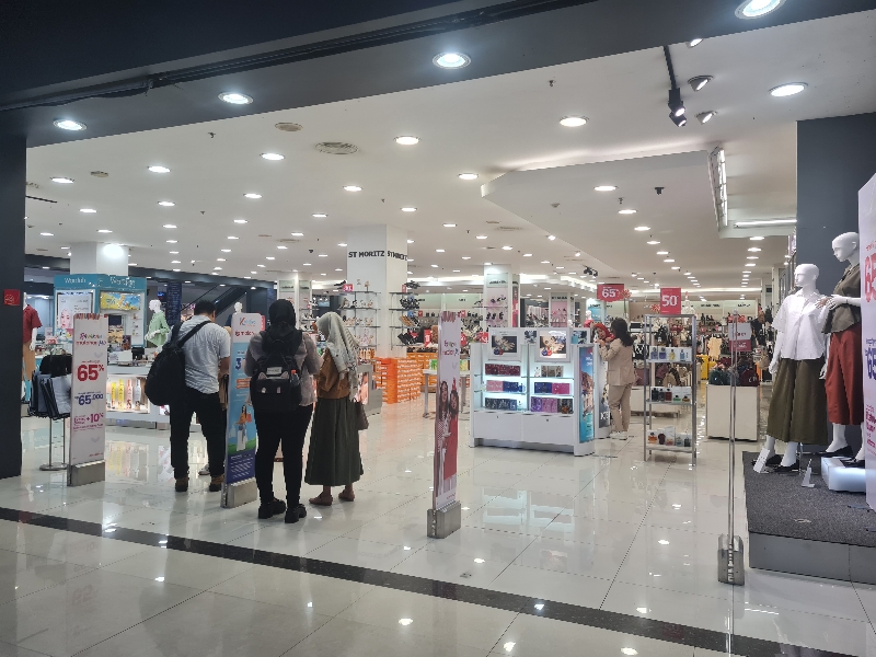 OPTIMISTIS:Saat baru buka, belum banyak pengunjung di Artos Mall. Terlebih, daya beli masyarakat hingga kuartal ketiga menurun. (Naila Nihayah/Radar Jogja)